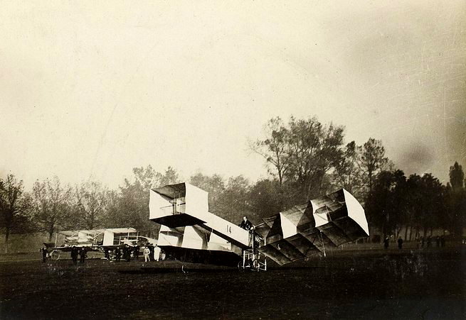 Apresenta&ccedil;&atilde;o p&uacute;blica do avi&atilde;o 14-Bis, que ganhou os c&eacute;us sem o uso de nenhum recurso no campo de Bagatelle, na Fran&ccedil;a, sob o olhar de cerca de mil testemunhas