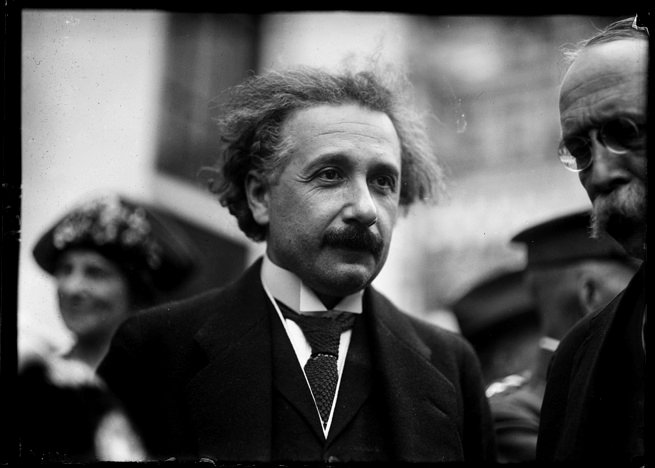 retrato em preto e branco de Albert Einstein