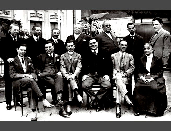 Chiquinha em 1921 ao lado de autores que trabalham no teatro 
