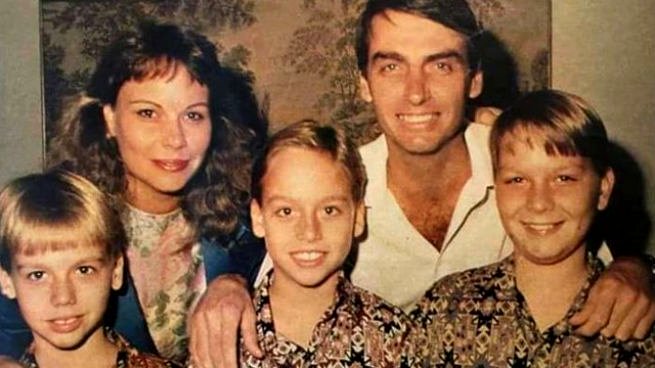 A família Bolsonaro: os pais (Rogéria e Jair) e os filhos (Flávio, Eduardo e Carlos)