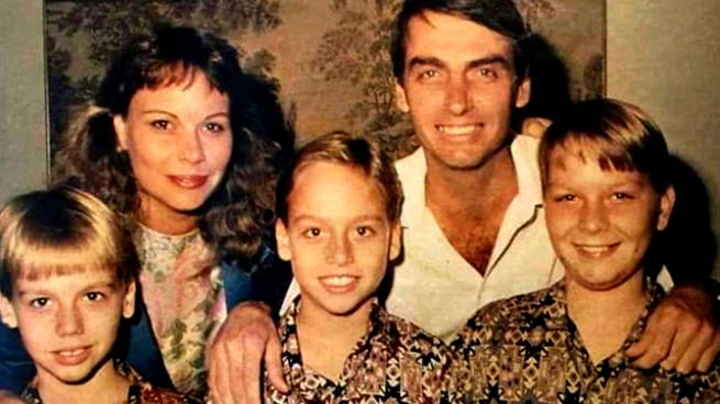 A família Bolsonaro: os pais (Rogéria e Jair) e os filhos (Flávio, Eduardo e Carlos)