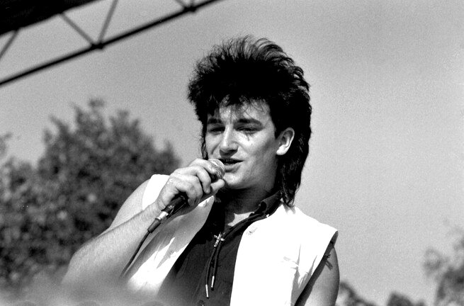 Bono Vox se apresentando em show em 1982