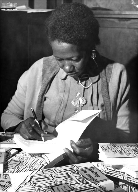 Carolina Maria de jesus assinando seu livro