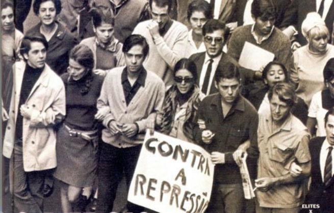 Chico Buarque em manifestação contra a ditadura militar