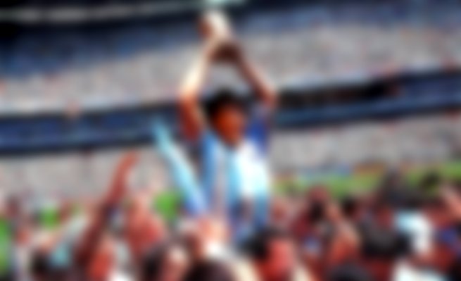 Diego Maradona segurando a taça da copa do mundo