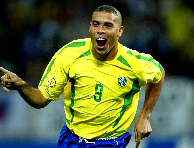 A história dos 5 jogadores de futebol brasileiros que já foram os melhores  do mundo - eBiografia