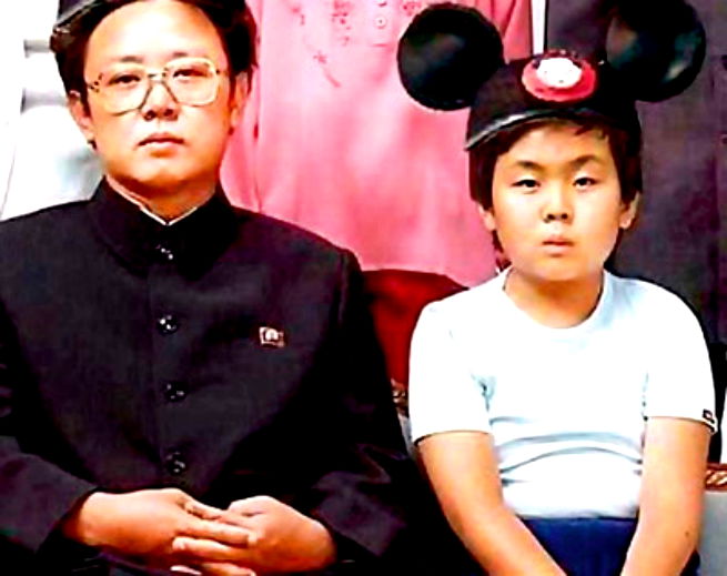 Kim Jong-il ao lado do filho Kim Jong-un, que foi educado na Suíça