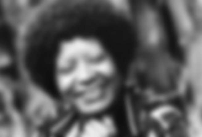 retrato em preto e branco de Lélia Gonzales sorrindo