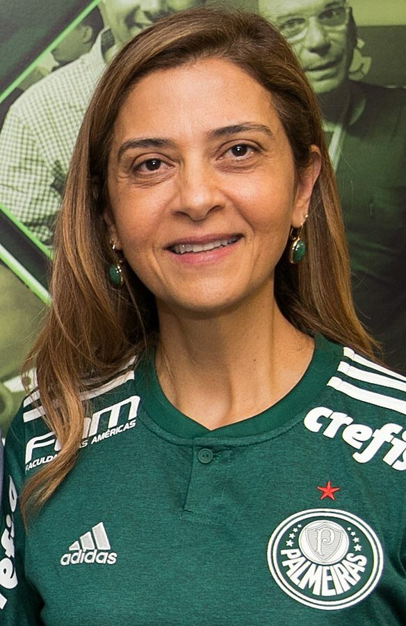 retrato de Leila Pereira com a camisa do Palmeiras