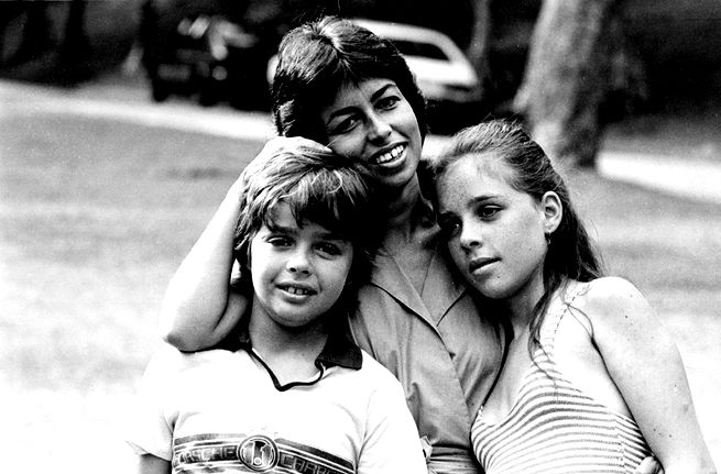 Nara Le&atilde;o com os filhos Isabel e Francisco Diegues