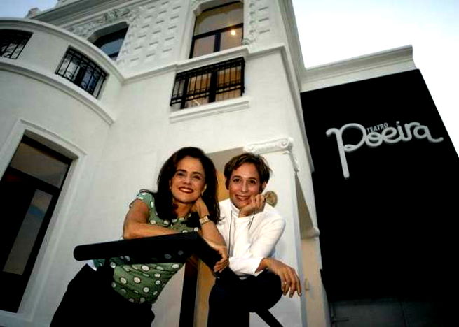 Marieta Severo e Andreia Beltrão a frente do Teatro Poeira