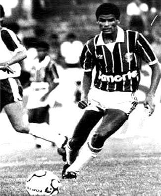 Rivaldo em ação pelo Santa Cruz, seu clube de formação.