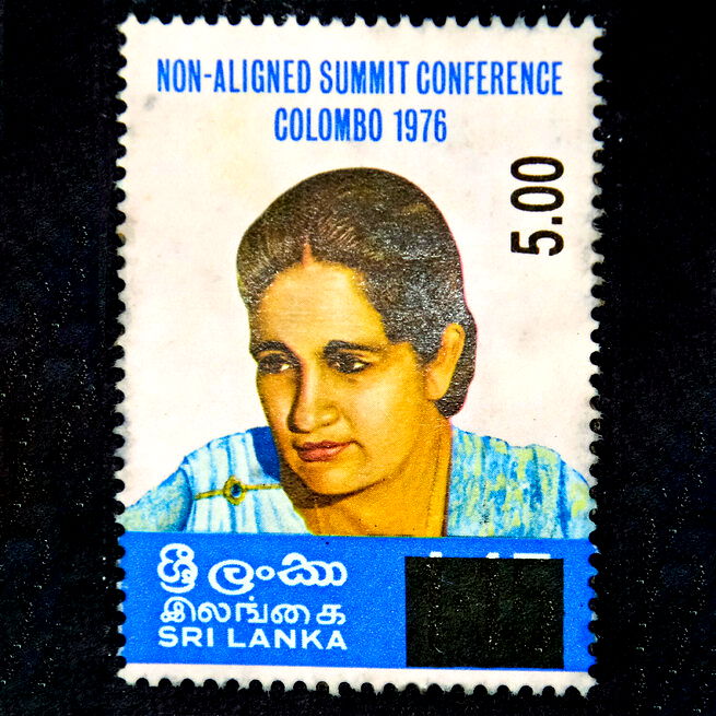 Selo postal com foto de Sirimavo Bandaranaike