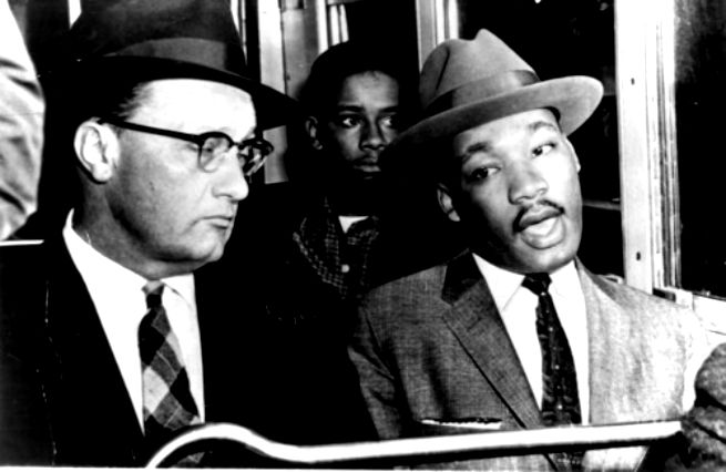 Martin Luther King e Glen Smiley sentados lado a lado no mesmo banco do &ocirc;nibus